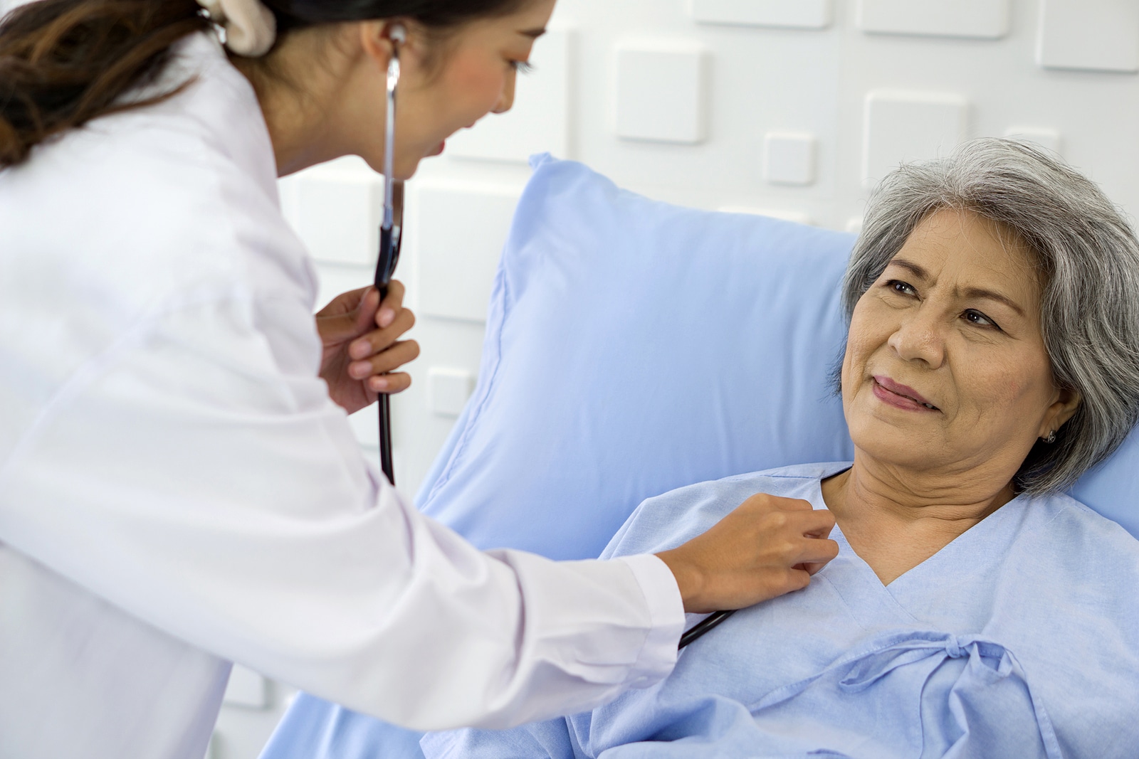 Tips To Make Seniors More Comfortable During a Hospital Stay